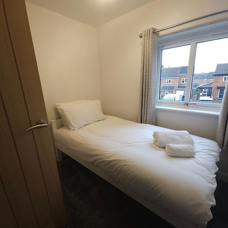 Modern 3 Bedroom Property With Free Driveway Parking By Shire Stays Shrewsbury Exterior foto