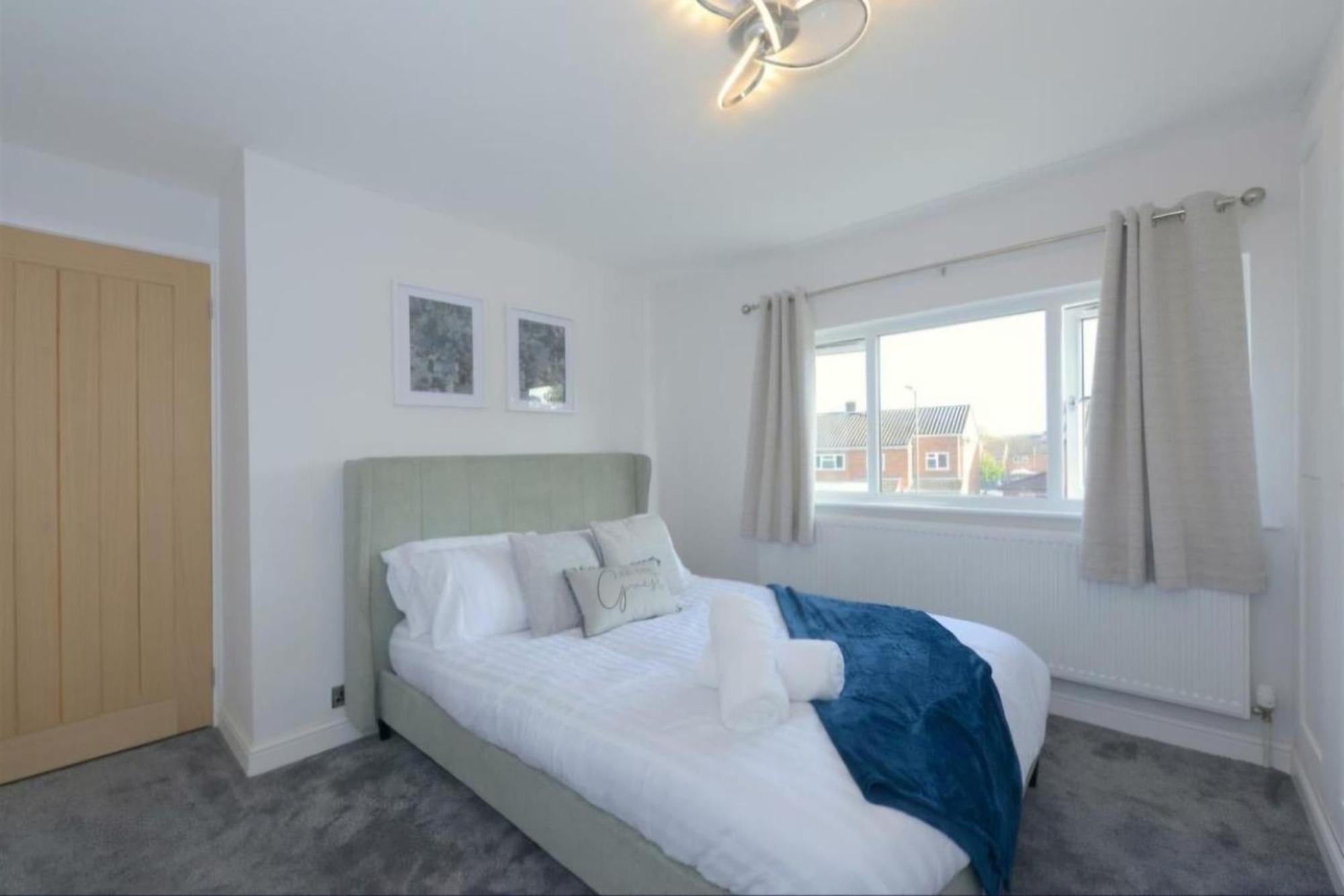 Modern 3 Bedroom Property With Free Driveway Parking By Shire Stays Shrewsbury Exterior foto