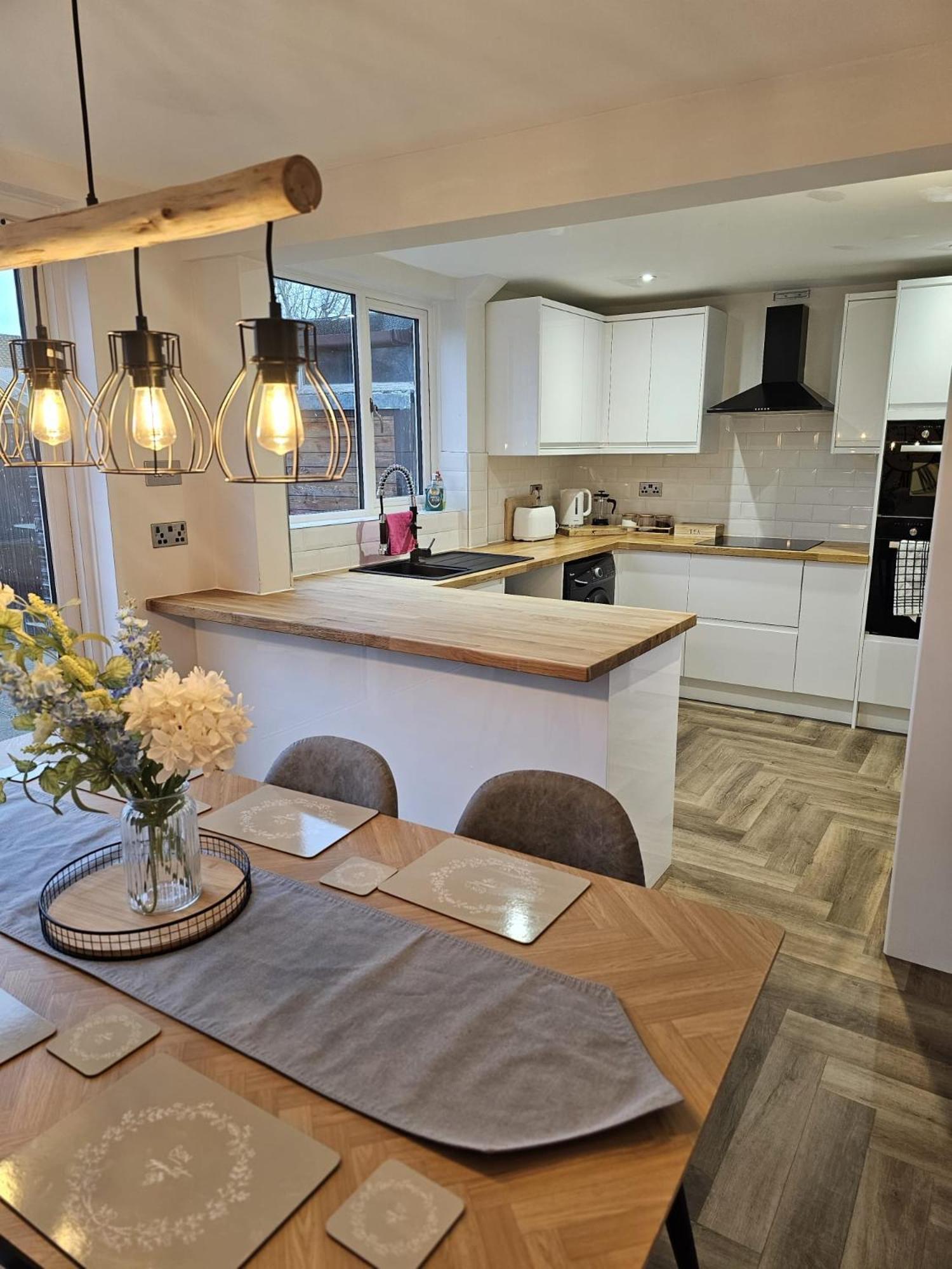 Modern 3 Bedroom Property With Free Driveway Parking By Shire Stays Shrewsbury Exterior foto